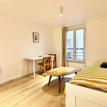 Charming Bright In Menilmontant *