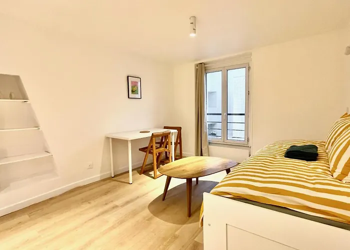 Charming Bright In Menilmontant *